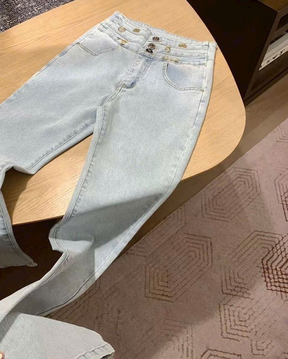 Quần jean ống loe Chanel 1