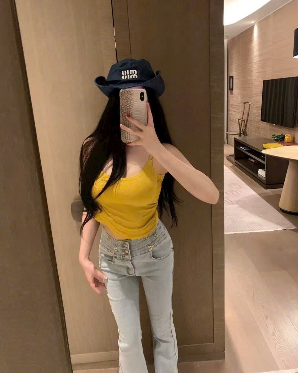 Quần jean ống loe Chanel 2
