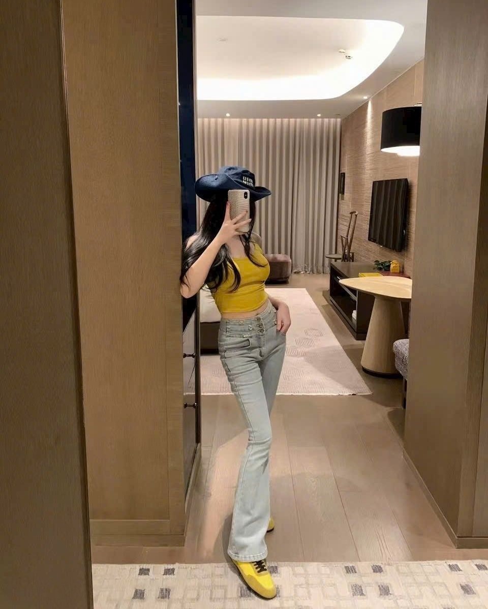 Quần jean ống loe Chanel 3