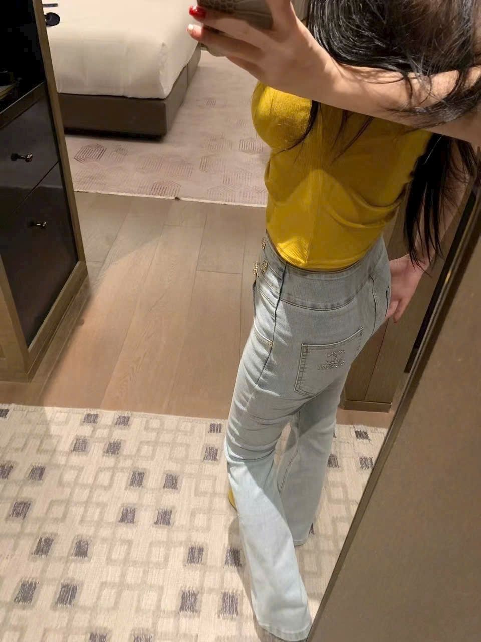 Quần jean ống loe Chanel 4