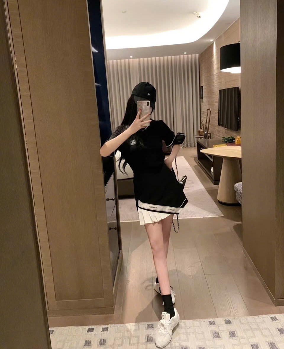 Combo áo thun váy ngắn Chanel trắng đen 2