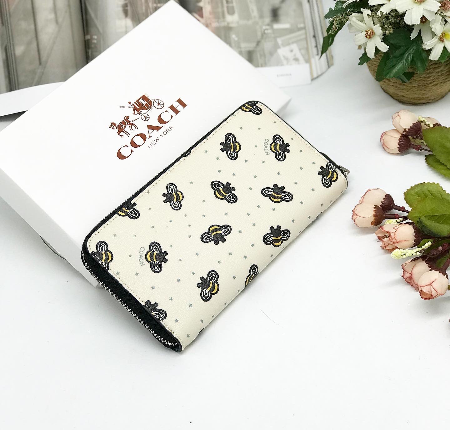 Í NỮ DÀI COACH CON ONG | COACH NEW YORK WALLET 1