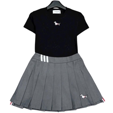 Combo áo thun váy xếp ly Thom Browne