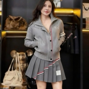 Combo áo len váy xếp ly Thom Browne