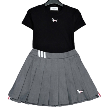 Combo bộ áo thun chó váy xếp ly Thom Browne