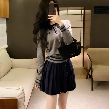 Combo áo tay dài màu xám váy ngắn xếp ly Miu Miu