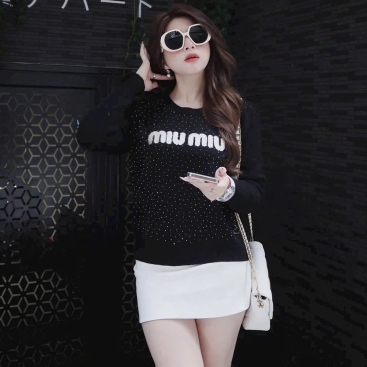 Áo nữ dài tay cổ tròn đính đá logo trắng Miu Miu
