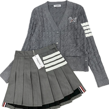 Set áo len váy xếp ly thời trang Thom Browne họa tiết chó 