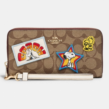Ví nữ dài Coach X Peanuts Long Zip Around Wallet In Signature Canvas With Varsity Patches