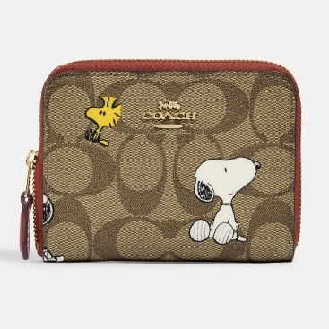Ví ngắn nữ nâu sáng Coach X Peanuts Small Zip Around Wallet In Signature Canvas With Snoopy Presents Print