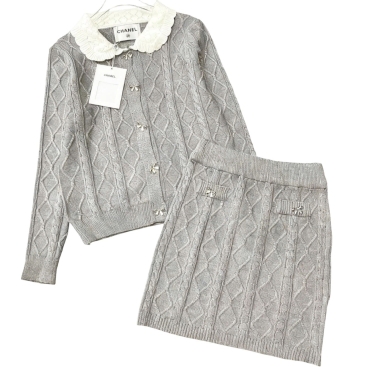 Combo áo cổ trắng váy ngắn xám Chanel