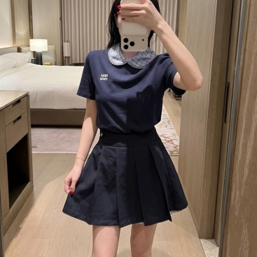 Combo áo thun cổ bẻ váy ngắn xếp ly phối màu Miu Miu