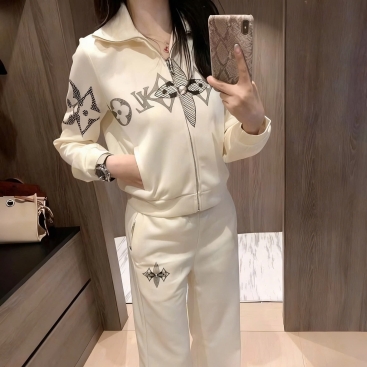 Combo áo kem họa tiết đen quần dài suông LV