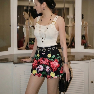 Combo áo thun hai dây Versace với quần short hoa DG