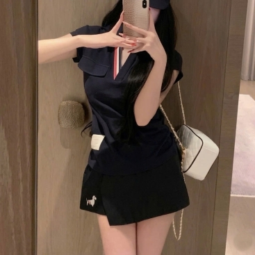 Combo áo thun trắng xanh đen tay ngắn váy ngắn xếp ly Thom Browne