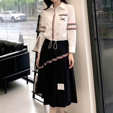 Combo áo sơ mi trắng dây rút váy dàu đen Thom Browne
