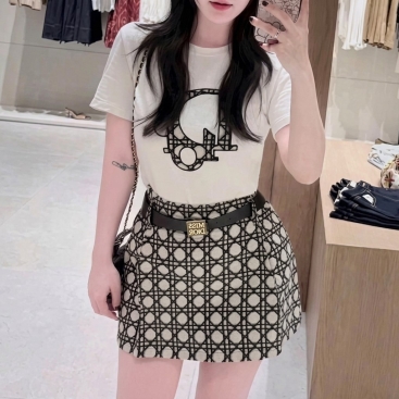 Combo áo thun váy sọc kèm thắt lưng Dior