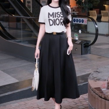 Combo áo thun váy dài đen kèm thắt lưng Miss Dior