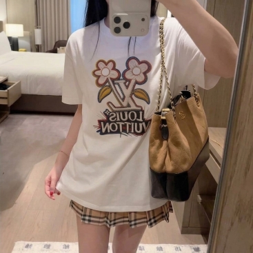 Áo thun trắng nữ phom rông thêu hoa LV