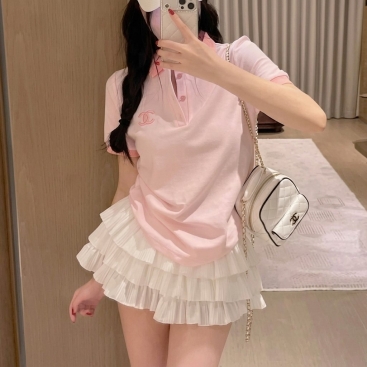 Áo thun hồng có cổ Chanel