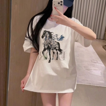Áo thun trắng nữ phom rộng họa tiết ngựa đính đá Dior
