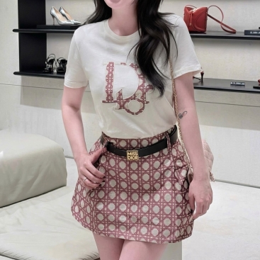 Combo áo thun trắng váy ngắn sọc hồng Dior