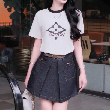 Combo áo thun trắng váy ngắn hoa tiết hãng LV