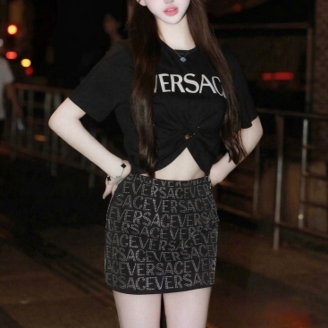 Combo áo thun đen váy ngắn Versace