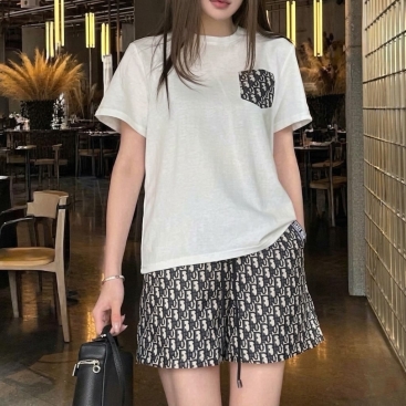 Combo áo thun trắng quần short vải Dior