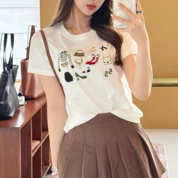 Áo thun nữ thêu nổi họa tiết sticker Chanel