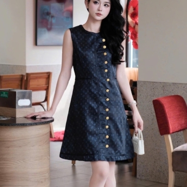 Áo đầm sát nách cổ tròn đính nút vàng LV