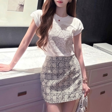 Combo áo thun trắng họa tiết váy ngắn ôm kem sọc Dior