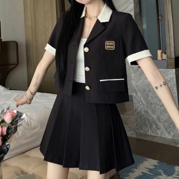 Combo áo váy màu đen xếp ly Miu Miu