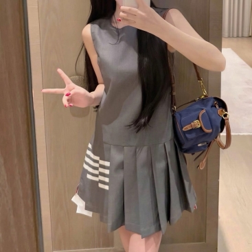 Áo đầm xám sát nách dáng xếp ly Thom Browne