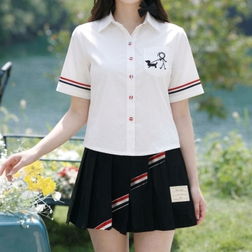 Áo sơ mi nữ trắng phom ngắn họa tiết limited Thom Browne