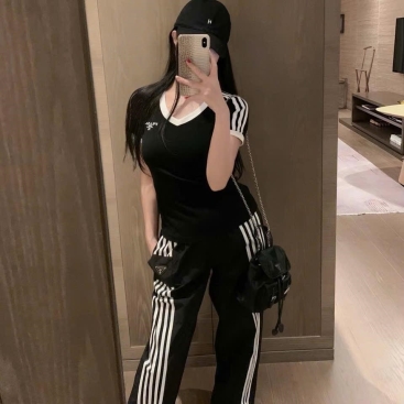 Combo bộ áo thun quần dài trắng đen prada