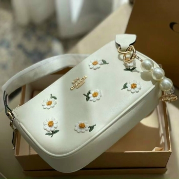 Túi xách nữ hoa cúc trắng Coach Nolita Daisy