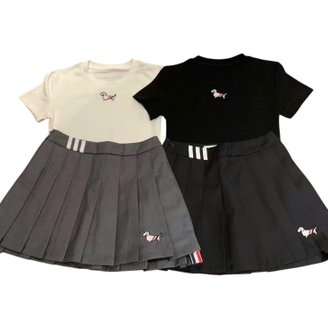 Combo áo thun váy xếp ly ngắn Thom browne