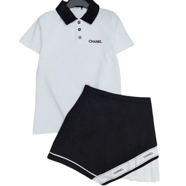 Combo áo thun polo váy ngắn trắng đen Chanel