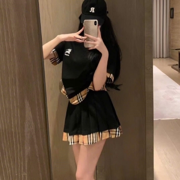 Combo áo thun cổ tròn chân váy xếp ly xòe Burberry