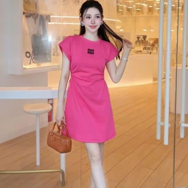 Đầm nữ sát nách cổ tròn hồng đen Miu Miu