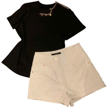 Combo áo phông đen kèm charm cổ và quần short trắng nữ LV
