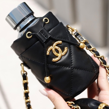 Bình nước giữ nhiệt Chanel kèm túi Bucket Mini Bag