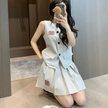 Combo áo gile sát nách váy xếp ly nữ Miu Miu