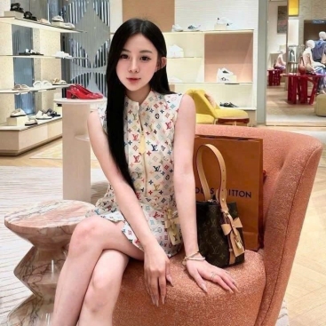 Áo đầm trắng dây kéo giữa họa tiết hãng LV