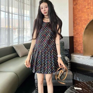 Áo đầm nữ sát nách cổ tròn xếp ly LV