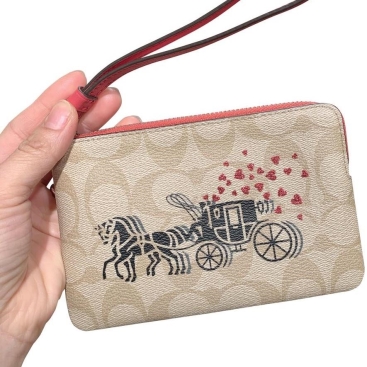 Ví Coach mỏng họa tiết xe ngựa | Clutch Coach Corner Zip Wristlet In Signature Canvas With Horse And Carriage Hearts