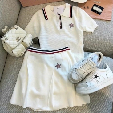 Combo áo thun váy xếp ly xòe màu trắng Dior